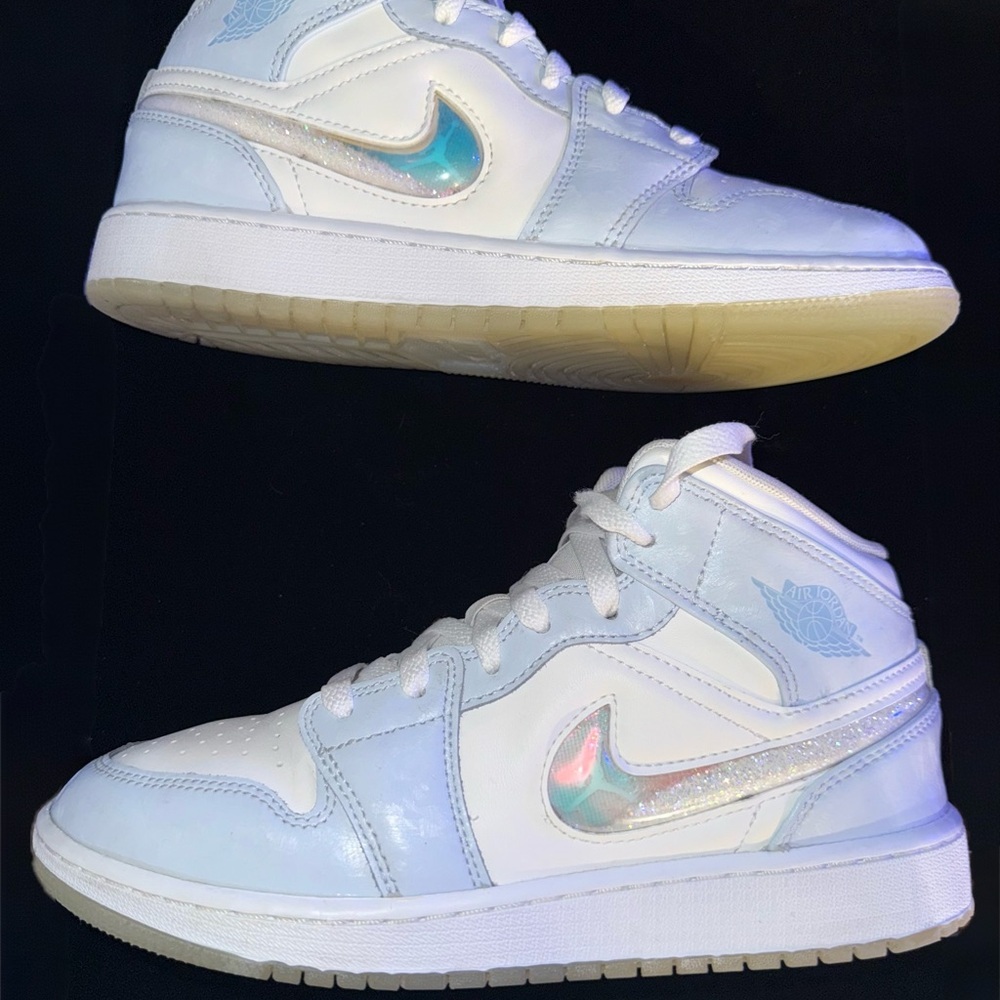Nike Air Jordan 1 Mid Glitter Swoosh Ice Blue White Kids FQ9117-400 - Picture 1 of 8